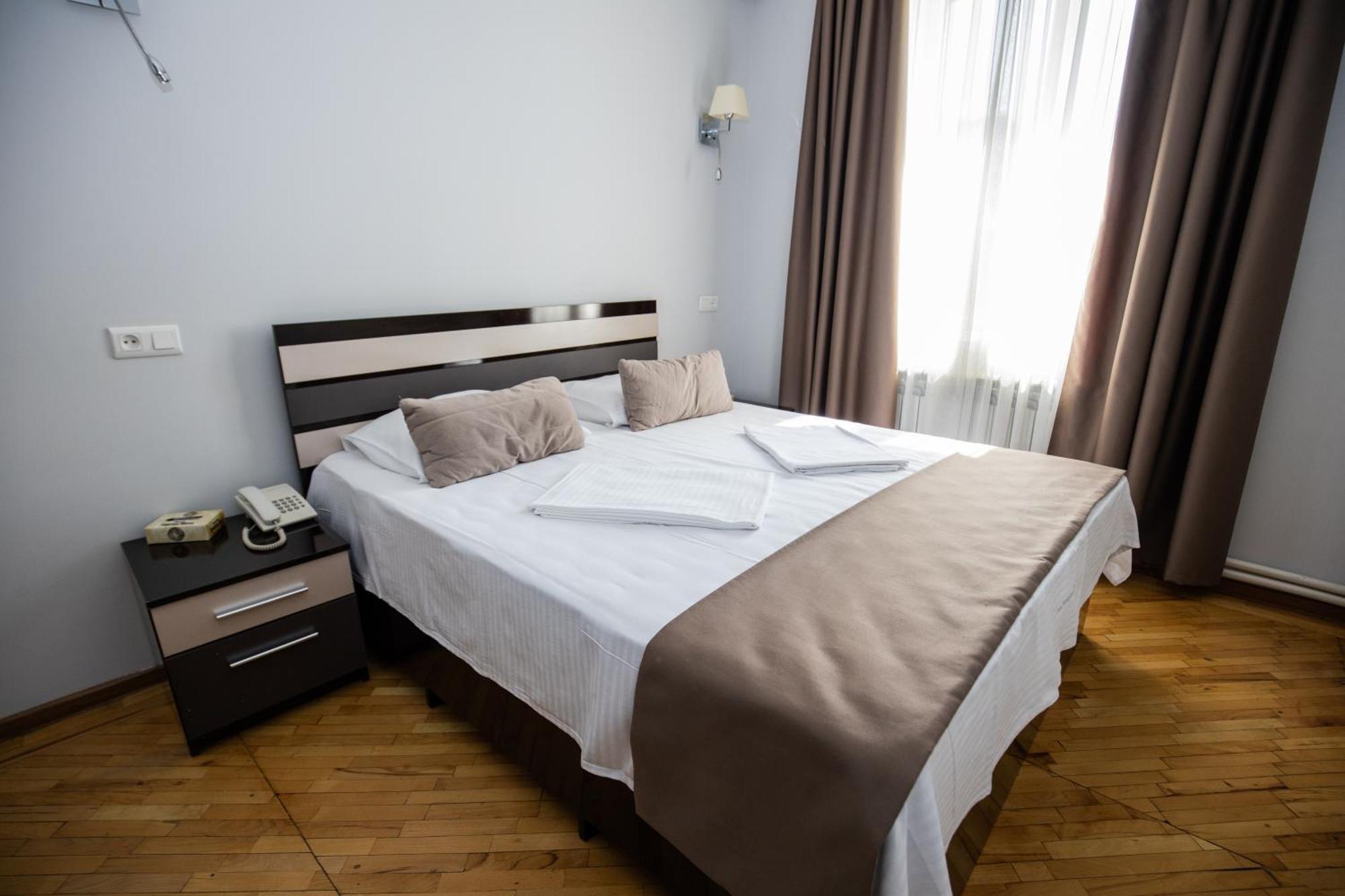 Yereone Hotel Apartment เยเรวาน ภายนอก รูปภาพ